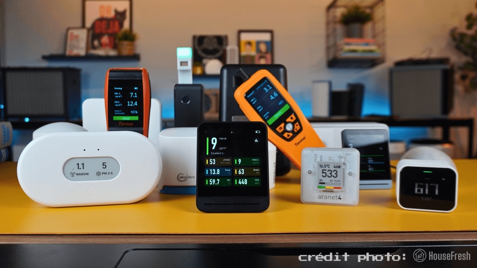 plusieurs moniteurs de qualité de l'air